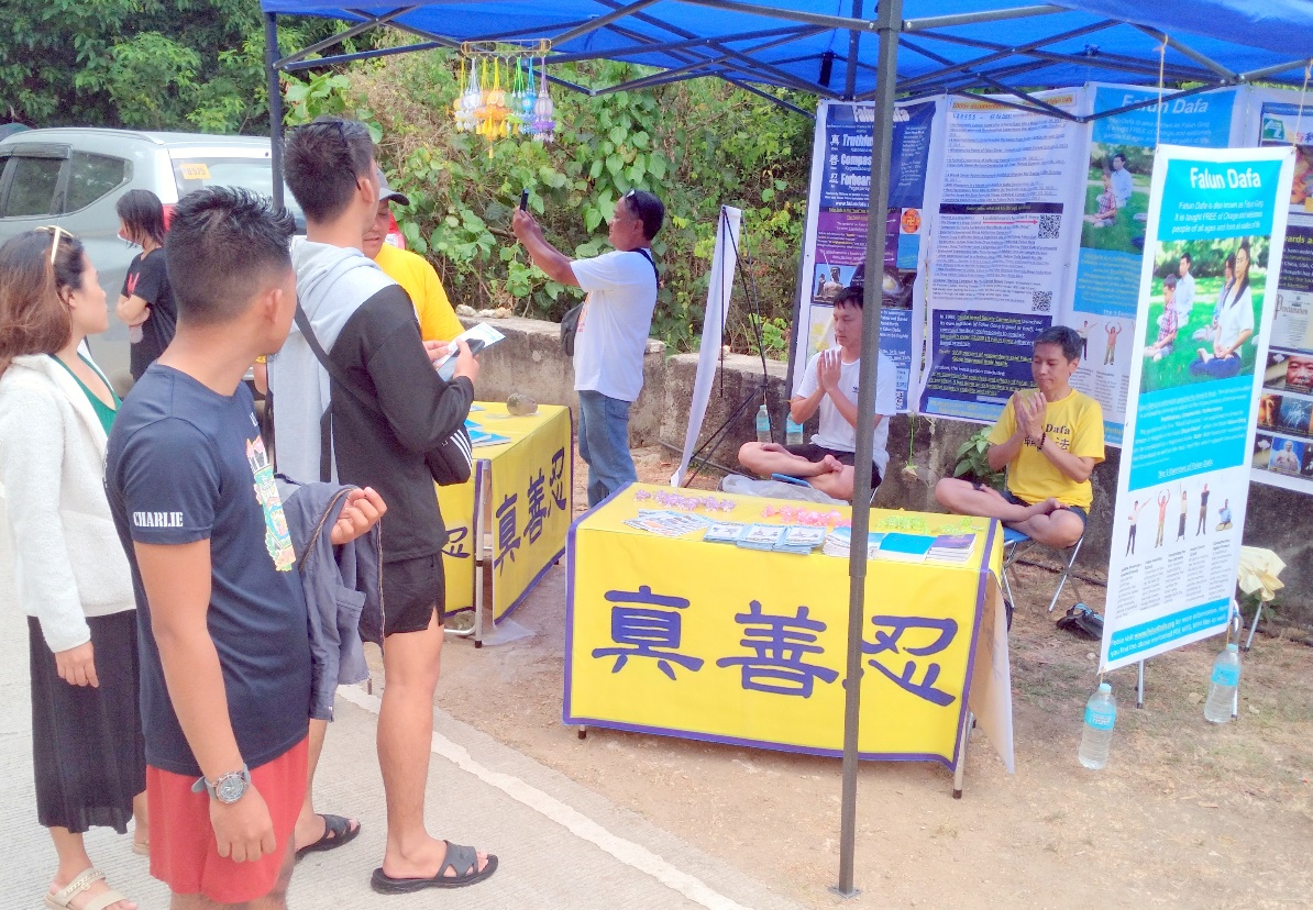 图1~2:学员们在不同的地点设置真相展位,吸引众人驻足了解法轮功