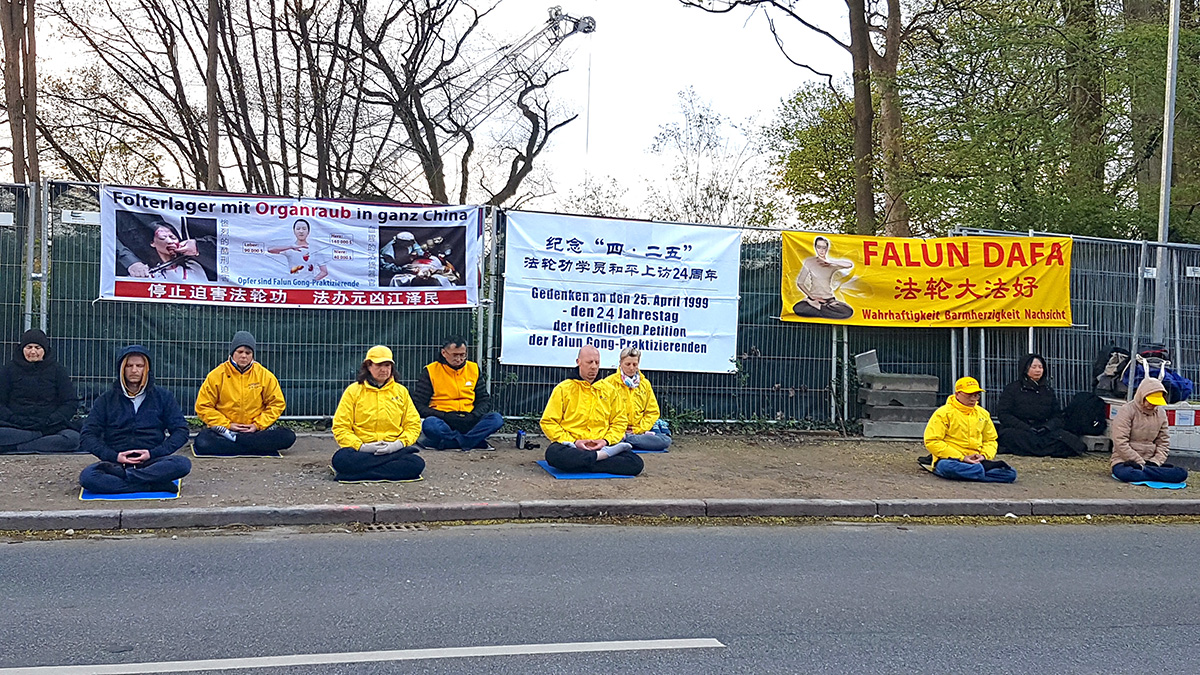 图5:法轮功学员在汉堡中领馆前和平抗议。