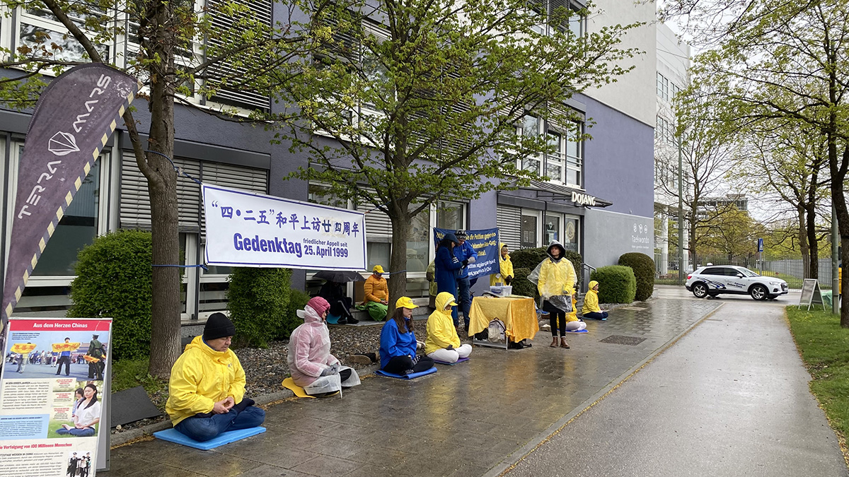 图6:法轮功学员在慕尼黑中领馆前和平抗议。