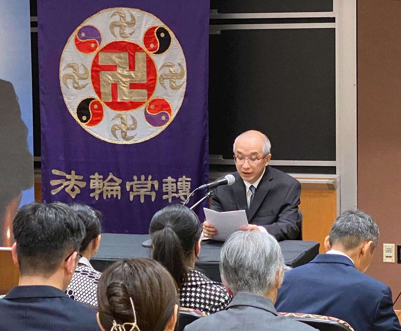 '图2~5:学员在发言'