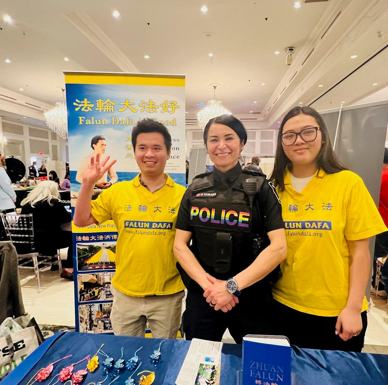 '图1:约克区警察来到展位,表示支持法轮功学员坚守真、善、忍的价值,和平抵制中共的迫害。'