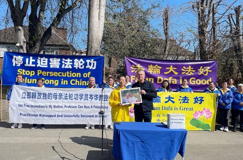 '二零二三年四月十七日,爱尔兰法轮功学员在中领馆前举行新闻发布会,呼吁营救北京法轮功学员岑华,爱尔兰议员到场声援。'