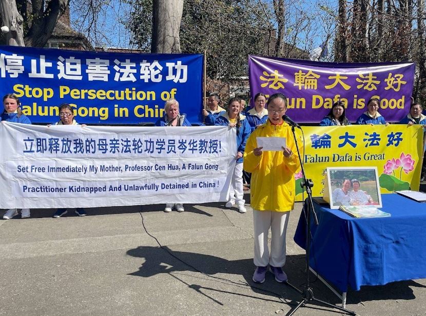'李松原在新闻发布会讲述母亲在中国遭受的迫害。'