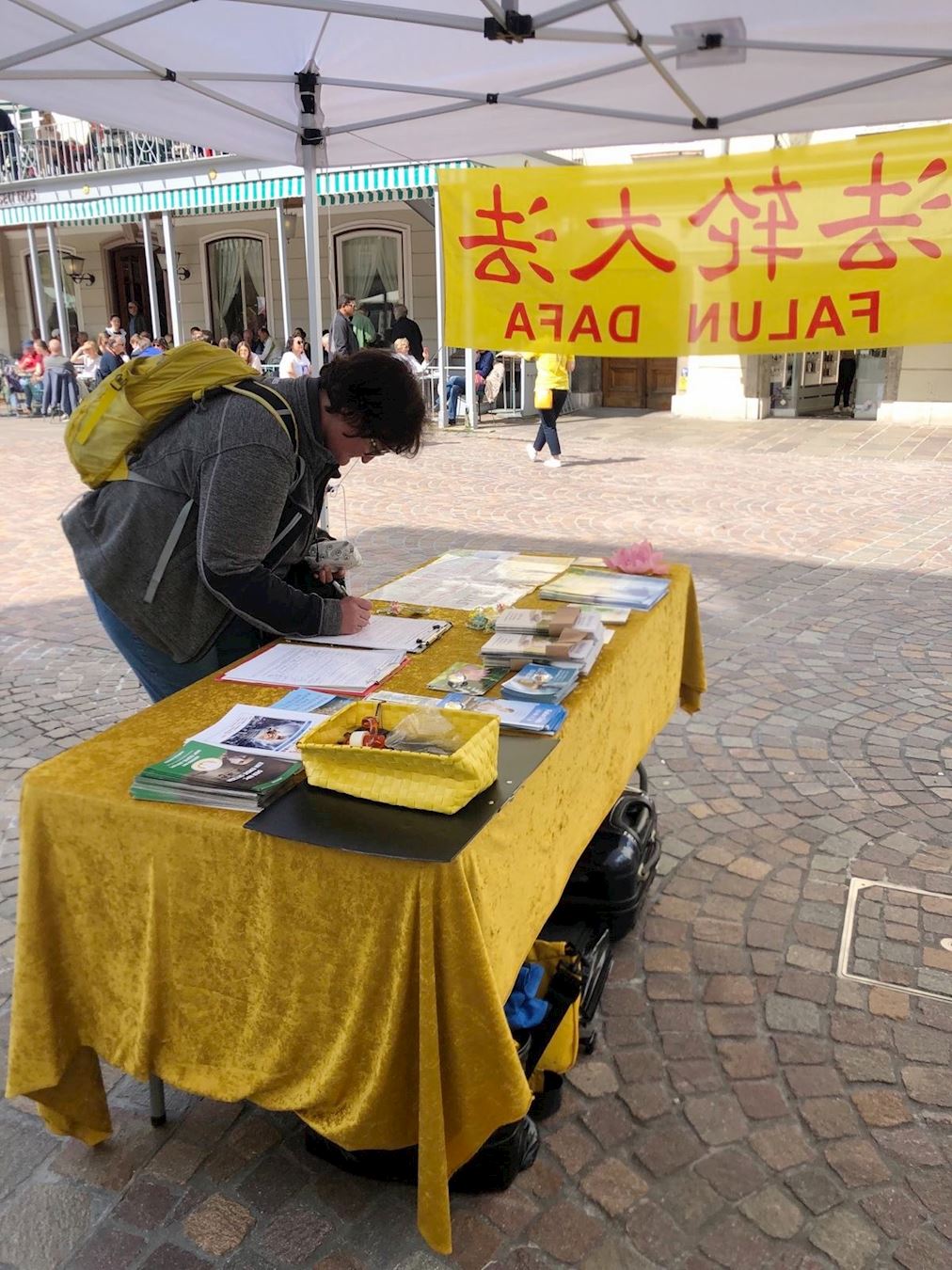 '图1~2:二零二三年五月六日,法轮功学员在奥地利首都维也纳著名的玛利亚希尔夫大街举行了信息日活动,