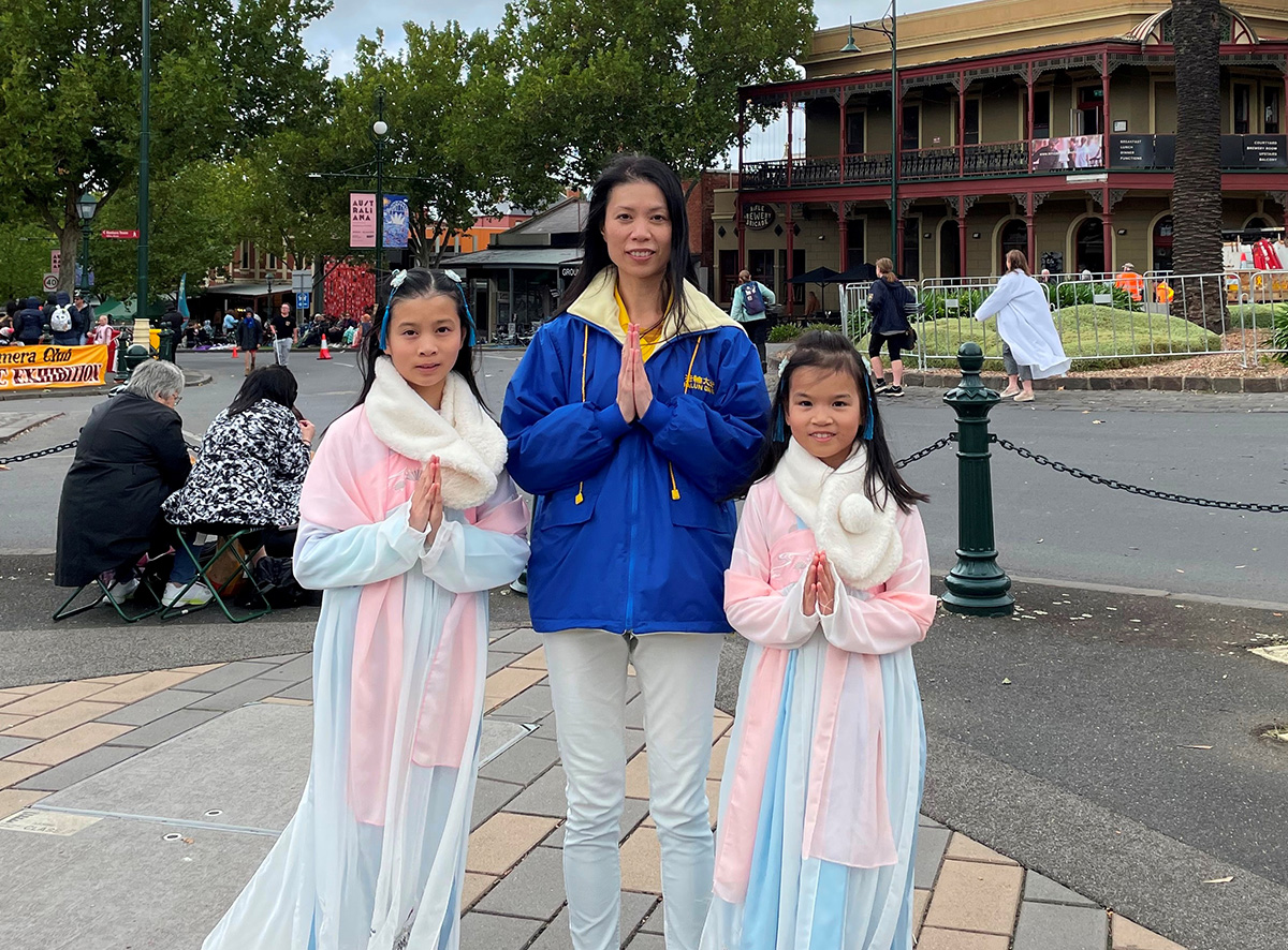 图5:刘医生(Dr Lau)和女儿们恭祝师父生日快乐。