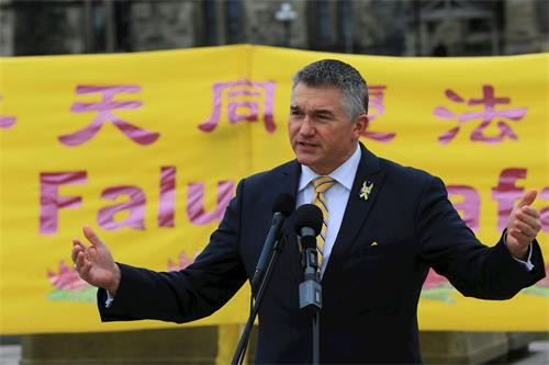 '图5:JamesBesan-MH:二零二三年五月三日,国会议员詹姆斯·贝赞在国会山的庆祝法轮大法弘传31周年的庆典上'