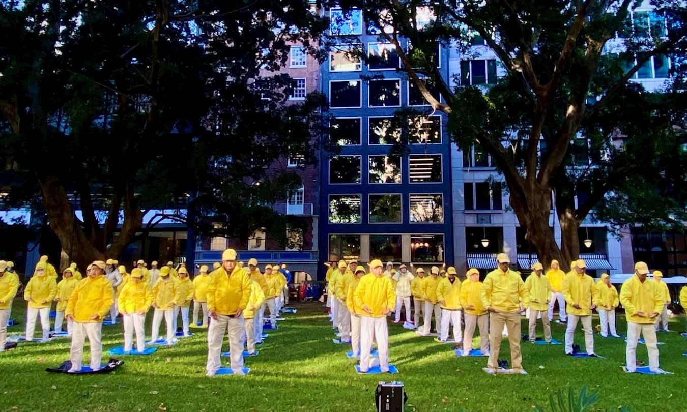 '图1:二零二三年五月九日,游行前,法轮功学员在悉尼市中心的温亚德(Wynyard)公园集体炼功,庆祝第二十四届“世界法轮大法日”及法轮大法弘传三十一周年。'