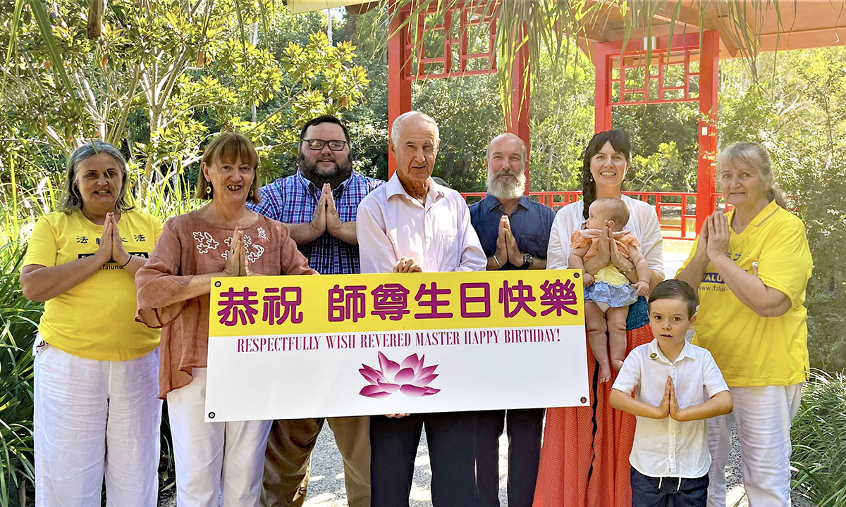 图9:凯恩斯法轮功学员聚集在中国友谊公园分享修炼故事,庆祝法轮大法日和恭祝慈悲伟大的师尊生日快乐。