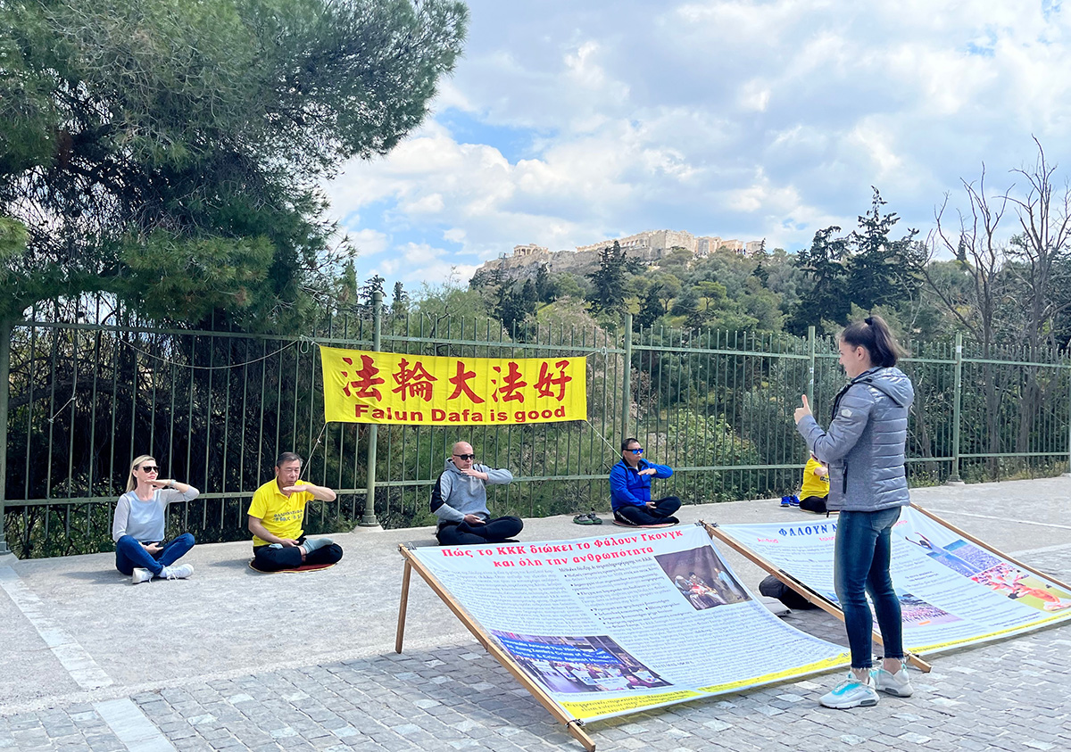 图3:希腊女士(左一)学炼第五套功法,她的朋友(右一)拍照点赞