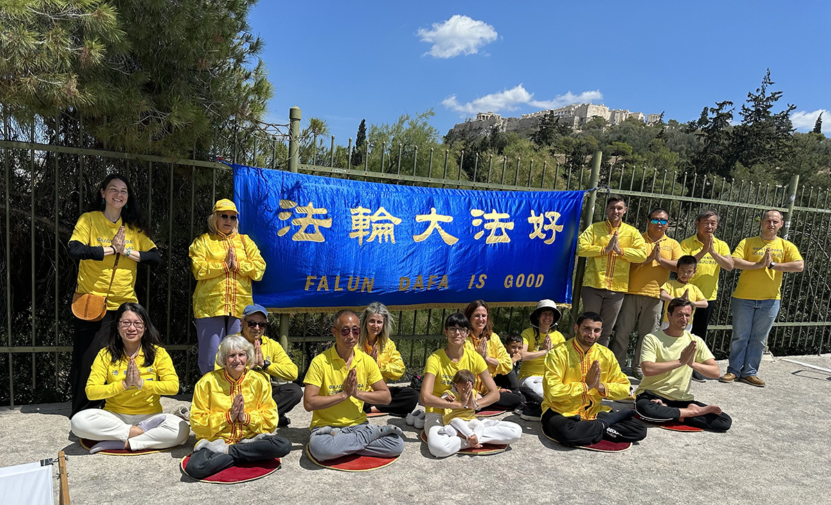 图4:部份希腊学员合影庆祝世界法轮大法日