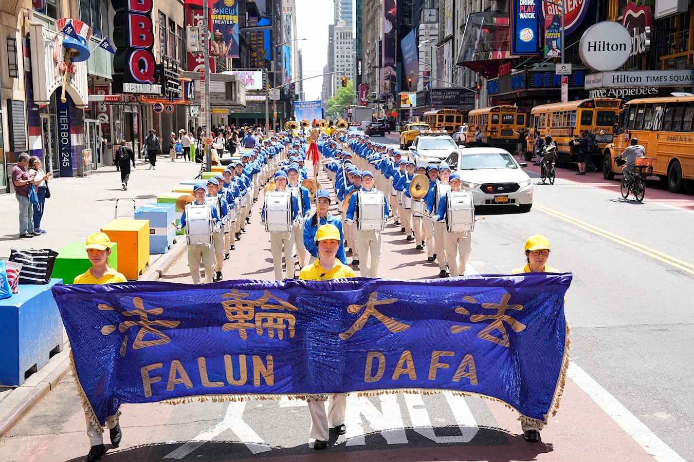 图1:二零二三年五月十二日,美国纽约法轮功学员在曼哈顿举行盛大游行, 庆祝“5.13”世界法轮大法日。<br>