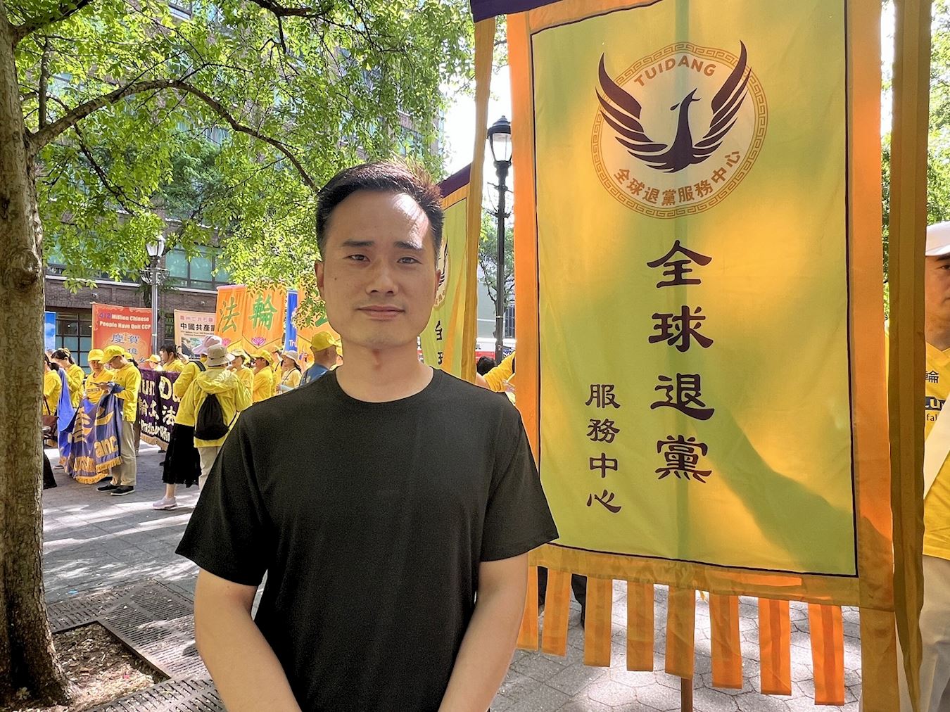 图9:刚来美国几个月的华人梁先生说他想成为法轮功中的一员。<br>