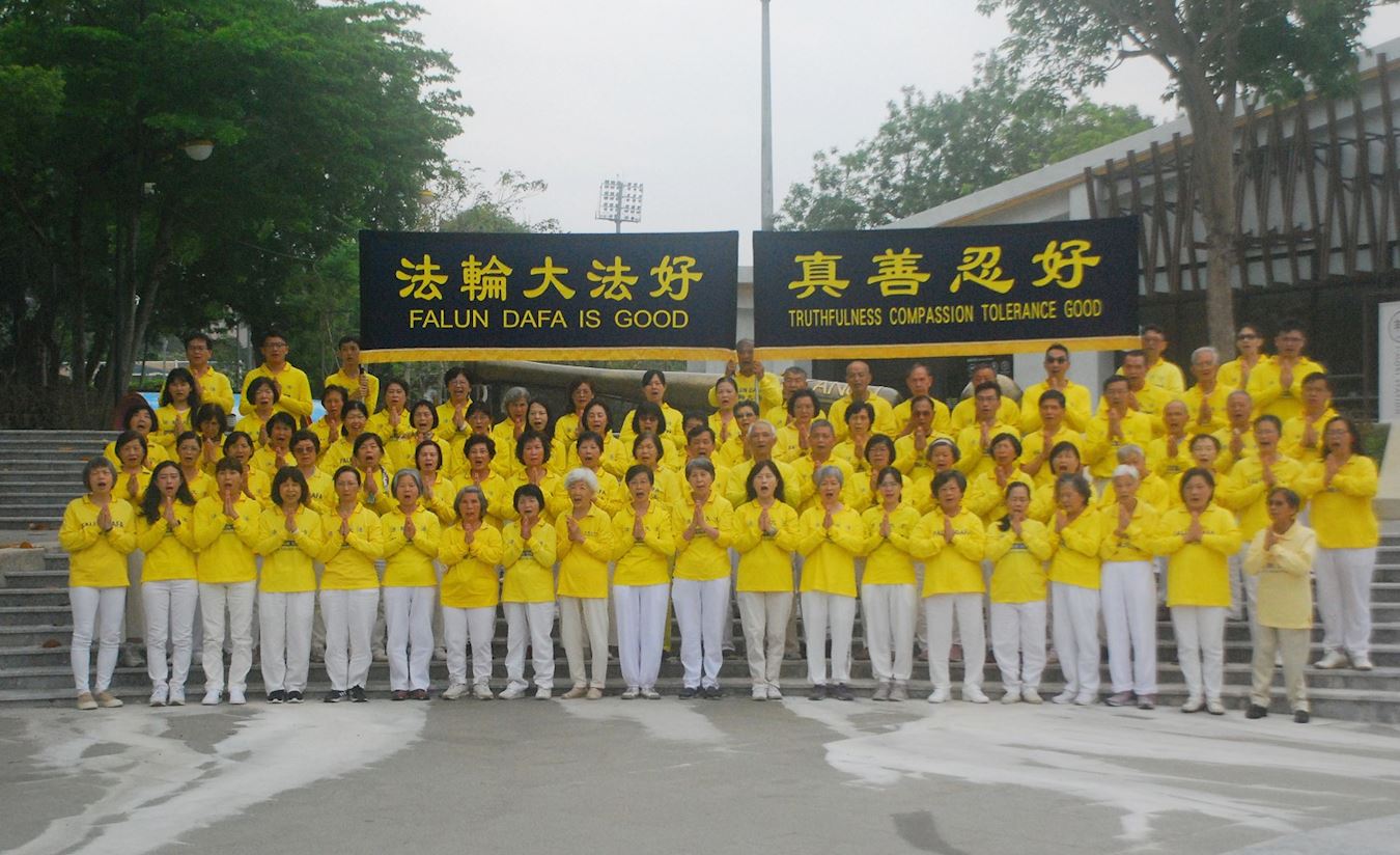 '图4:全体学员合照,双手合十祝师父华诞:“恭祝师父生日快乐。”洪亮的声音,响彻云霄。'