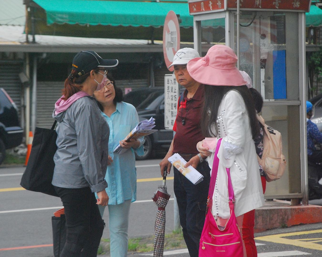 '图5:法轮功学员向市民发真相资料,讲真相。'