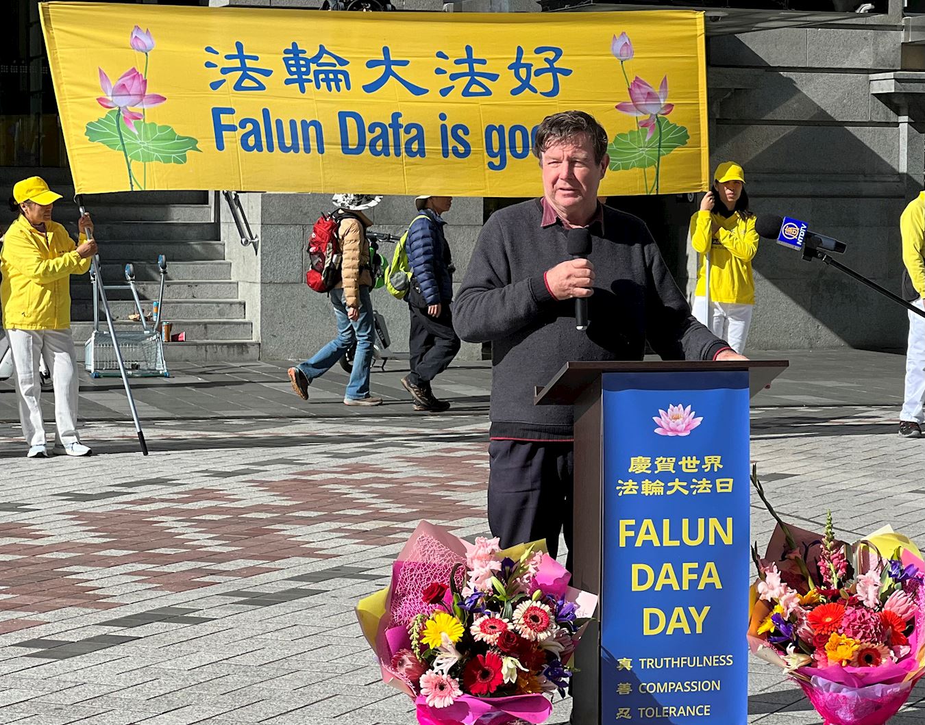 '图7:牧师斯图尔特·沃格尔在集会上发言。'
