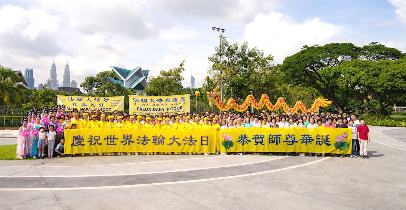 '图1:在全球同庆法轮大法传世三十一周年之际,二零二三年五月六日,马来西亚大法弟子于首都吉隆坡,恭祝师尊生日快乐。'