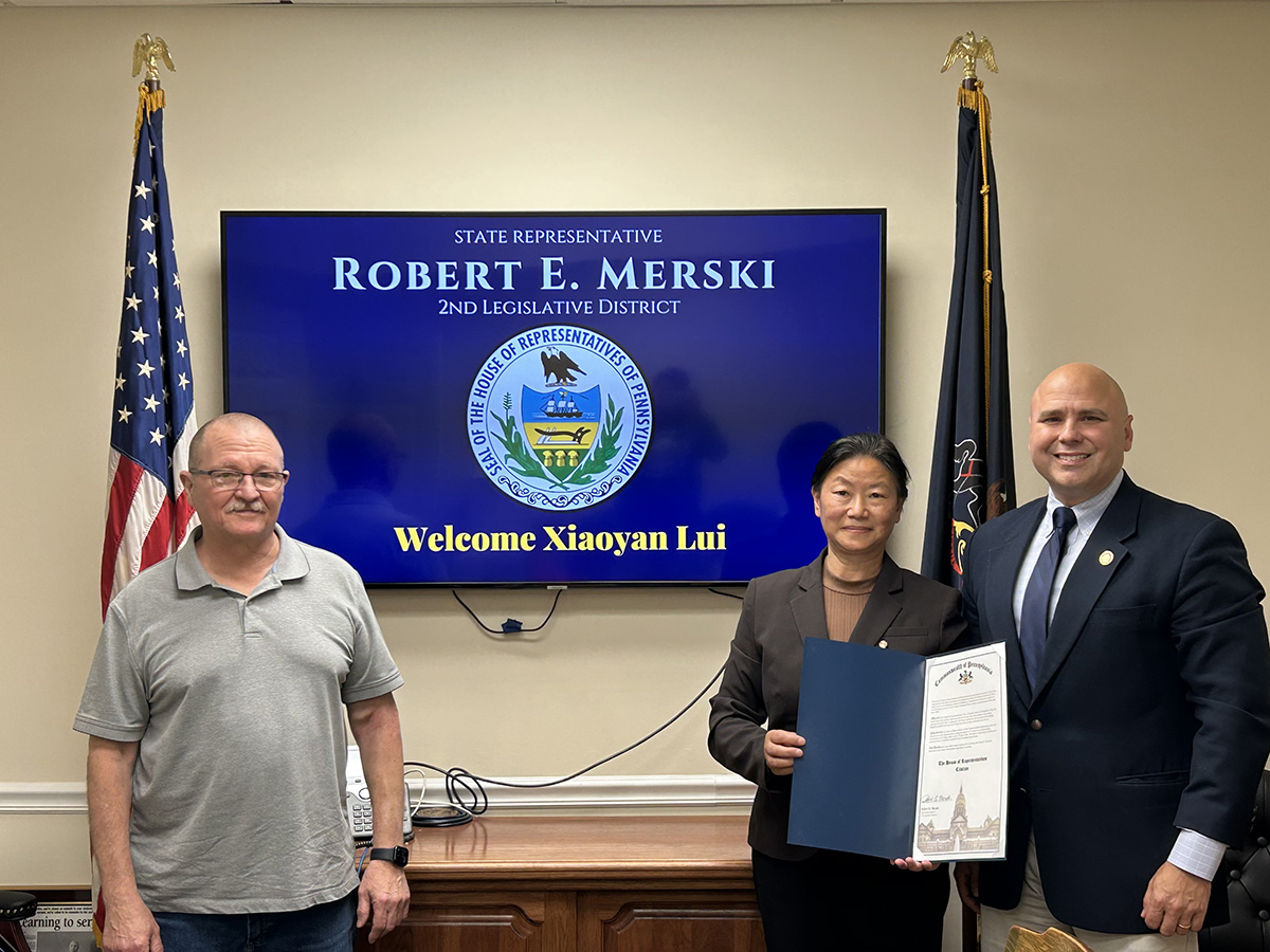 图2:宾州众议员罗伯特·默斯基(Robert E. Merski,右)邀请法轮功学员刘晓燕(中)和Bob Taylor到他办公室颁发褒奖状,庆祝世界法轮大法日。(由罗伯特·默斯基议员提供)