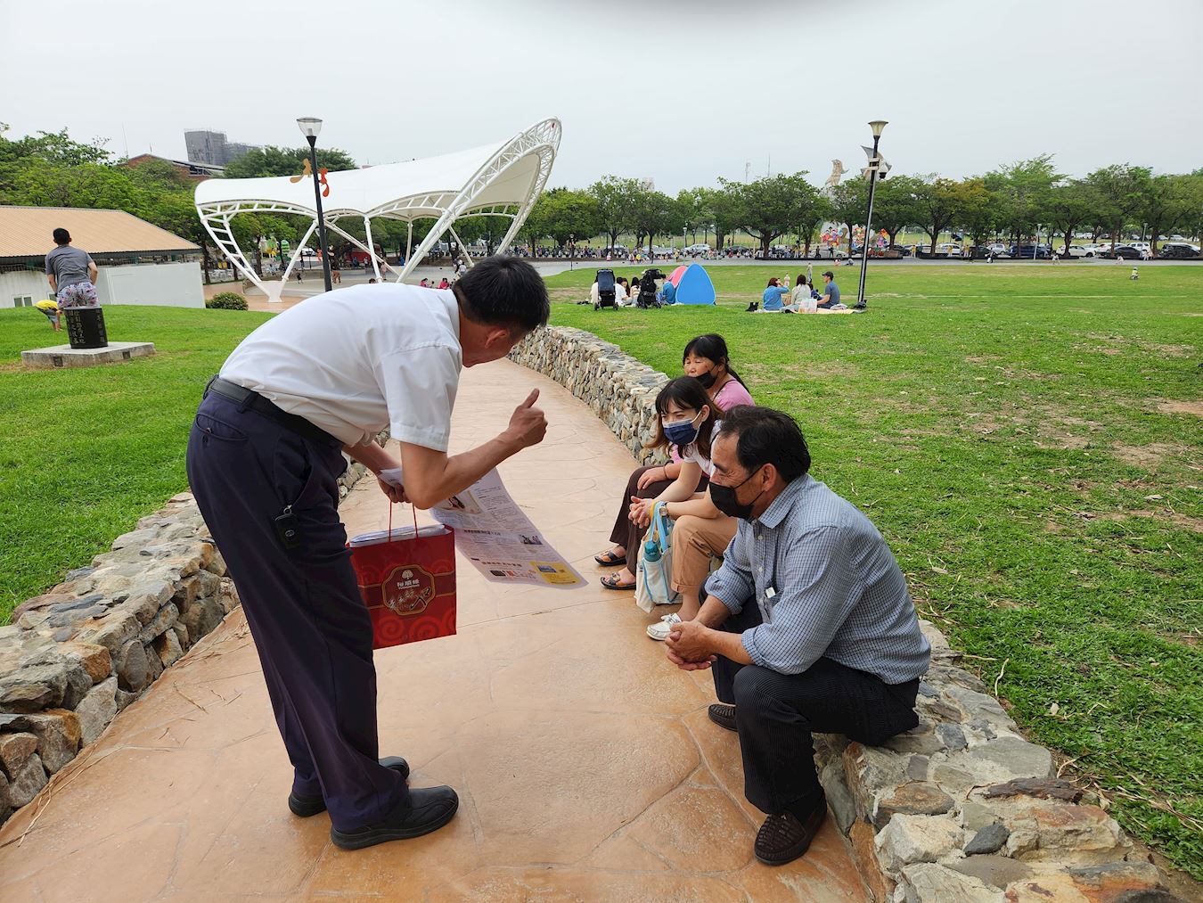 '图2:民众专注聆听学员介绍法轮大法。'