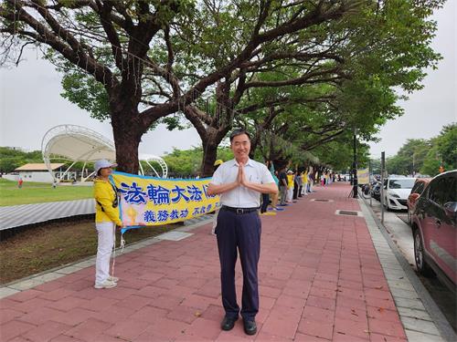 '图6:陈莹聪双手合十诚心恭贺师尊,“恭祝师尊生日快乐!”'