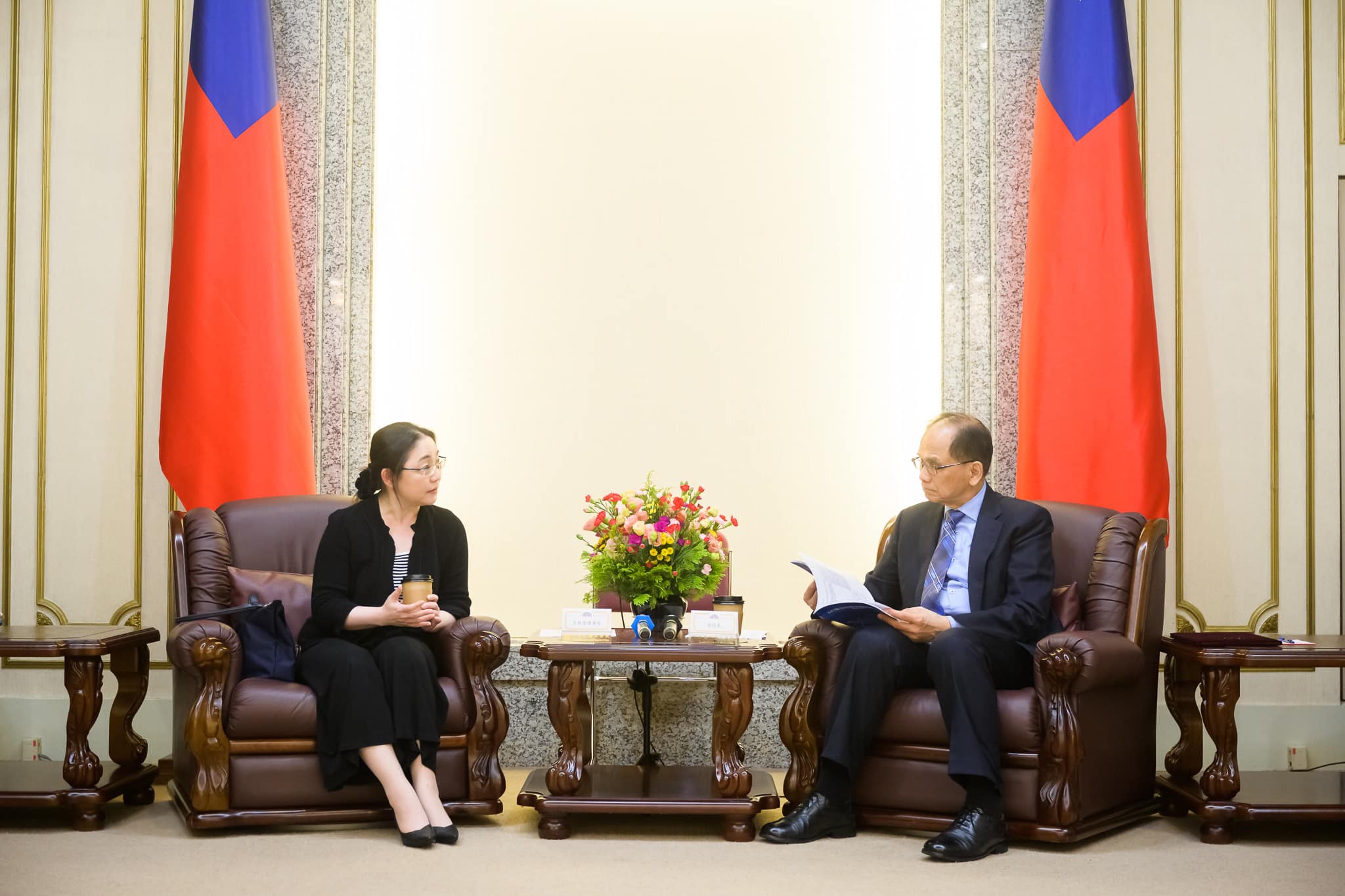 图1:台湾立法院长游锡堃日前与台湾国际器官移植关怀协会理事长王舒眉(左)等人讨论相关立法案。(图片来源:台湾立法院院长游锡堃脸书)