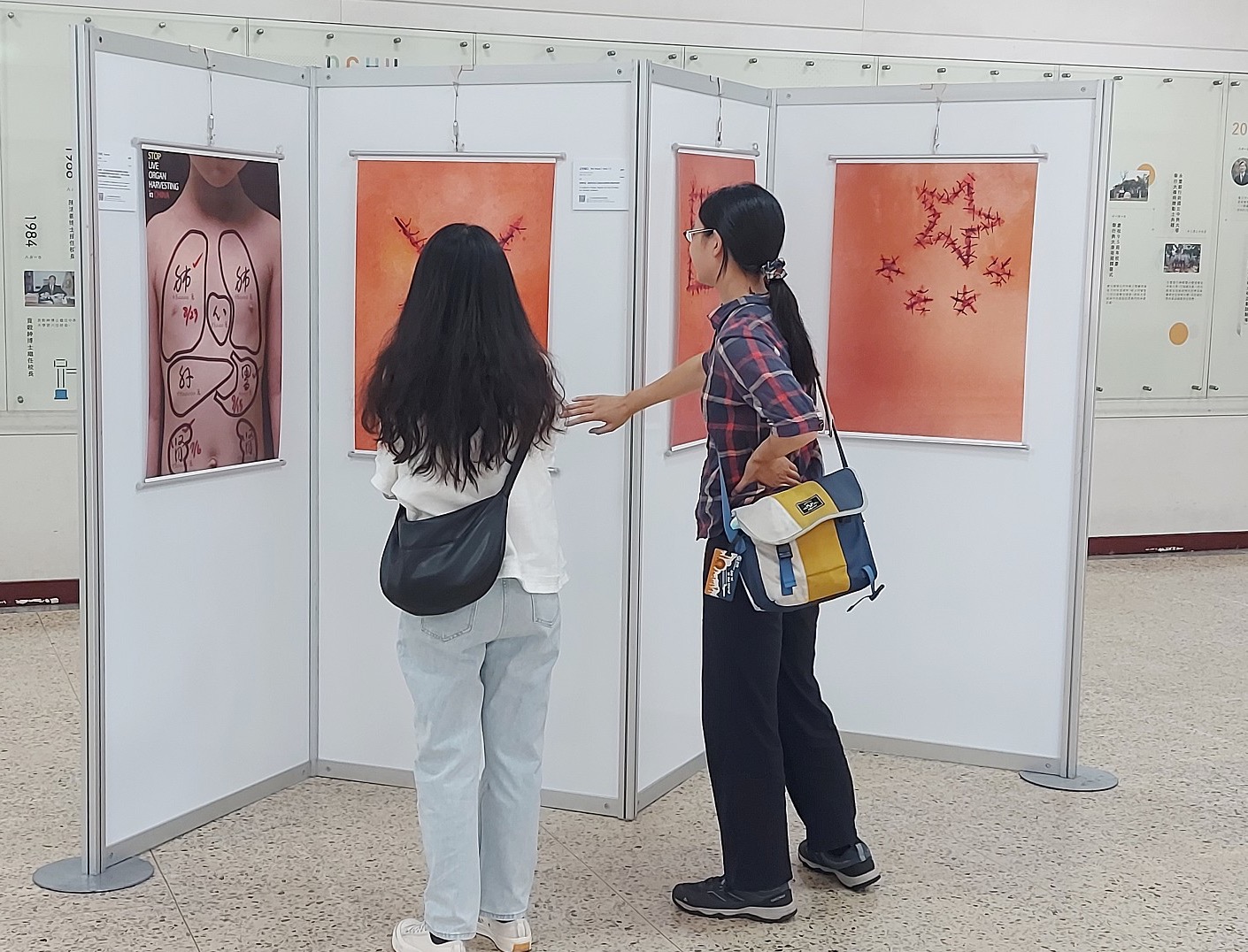 图2:五月二日至五日国际反活摘海报大赛获奖作品展在东海大学的中正堂前厅展出,学生正在观看作品。