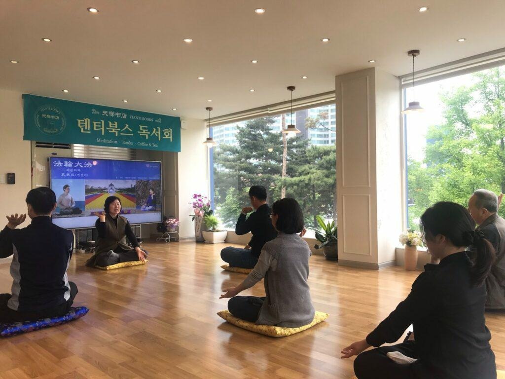 图:参加四月份天梯书店法轮大法九天班(上午班)的新学员们正在学习法轮大法第五套功法——神通加持法。