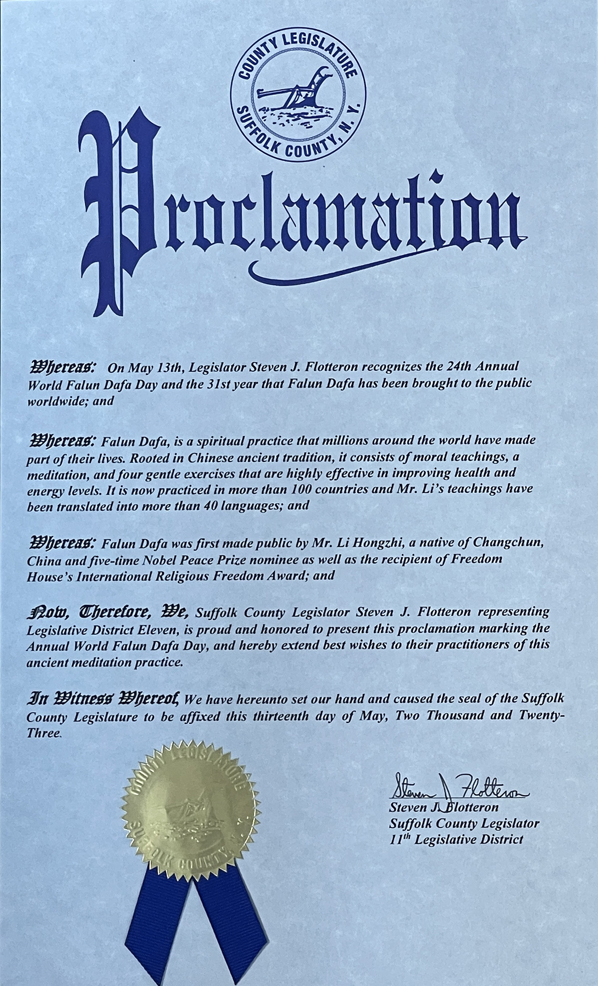 图4:萨福克郡立法者史蒂文·弗洛特隆(Suffolk Country Legislator Steven J Flotteron,District 11)褒奖第二十四届世界法轮大法日并继续把最好的祝愿送给这个古老的打坐功法的修炼者们。