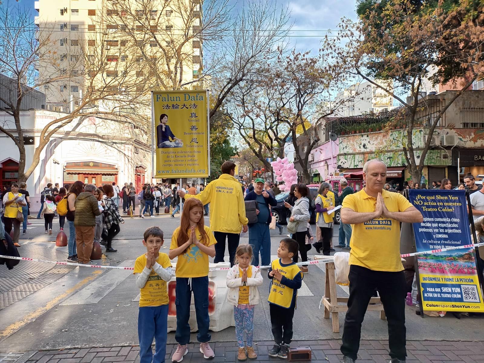 图1:二零二三年五月十三日,阿根廷学员在唐人街传播法轮功真相。