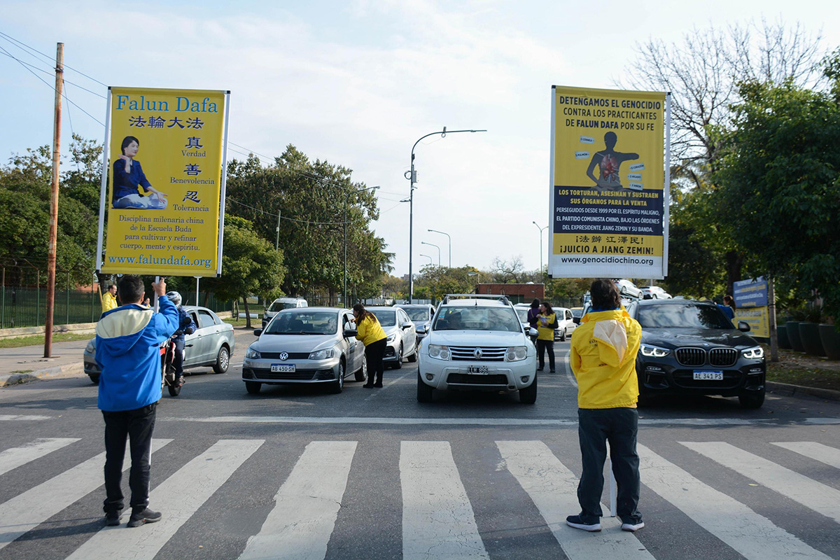 图3:二零二三年五月十三日,阿根廷学员在中共驻阿根廷使馆前传播法轮功真相。