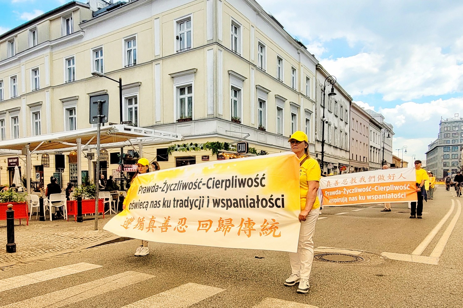 图1~4:二零二三年五月十三日,波兰学员在华沙繁华市区举办游行活动,庆祝世界法轮大法日。