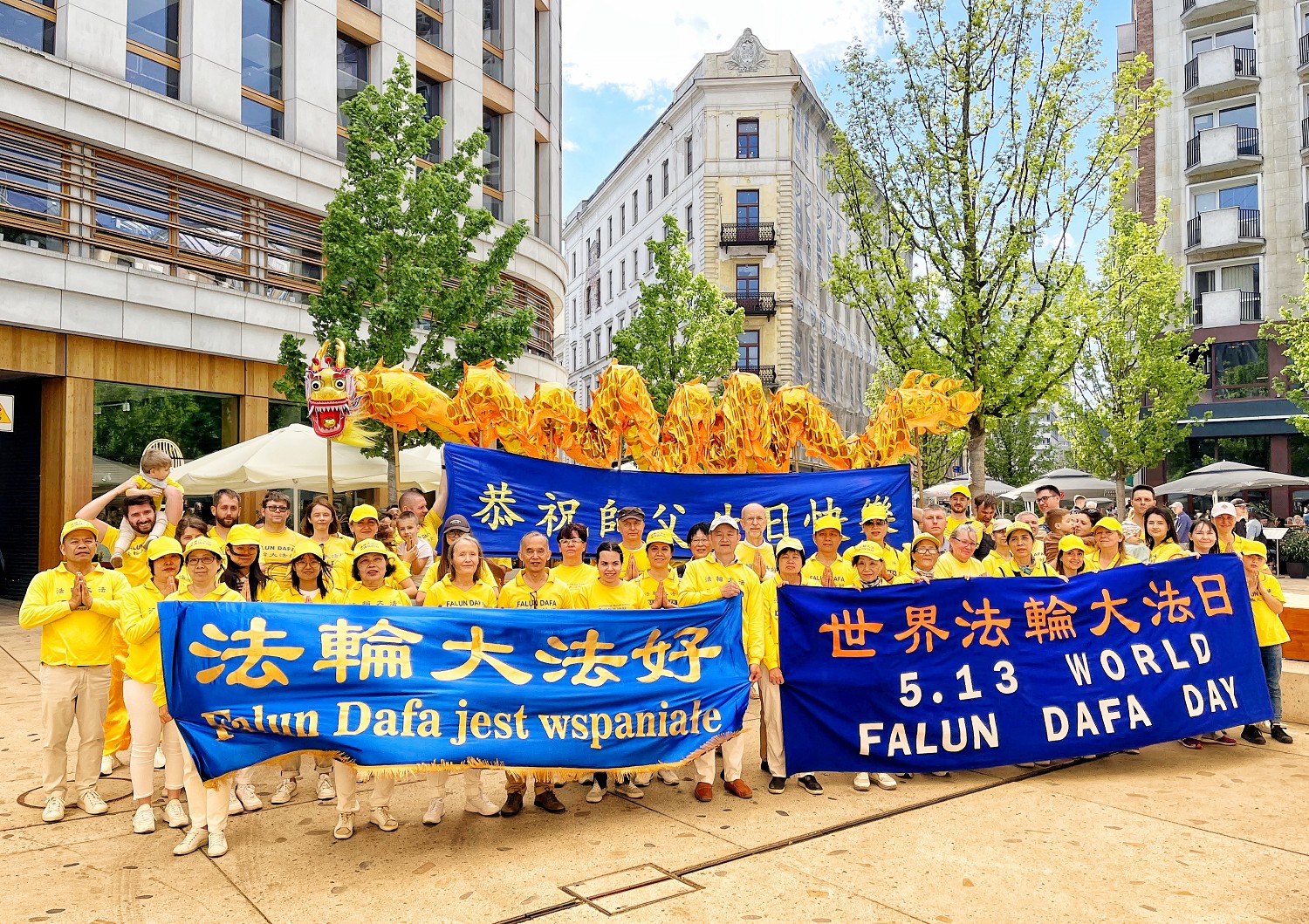 图6:二零二三年五月十三日,波兰和乌克兰部份法轮功学员在华沙古城,庆祝世界法轮大法日,恭贺李洪志师尊华诞。