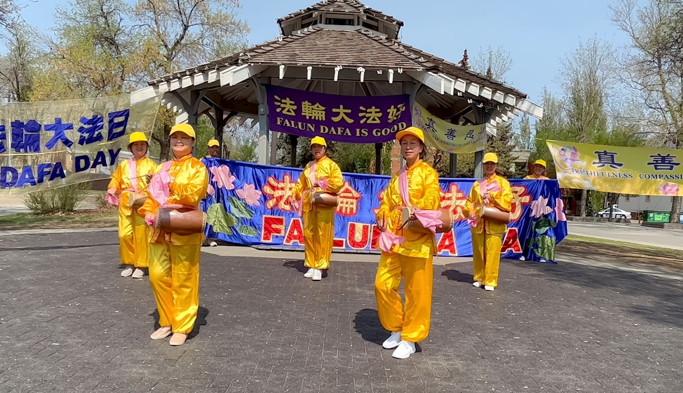 '图3:埃德蒙顿法轮功学员打腰鼓庆祝世界法轮大法日,恭祝师尊华诞'