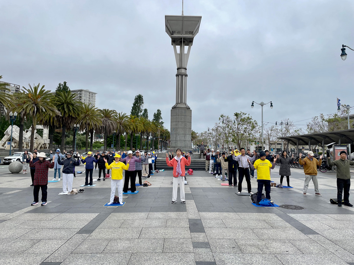 图3:二零二三年五月二十七日,旧金山湾区的法轮功学员在渡轮大厦前的广场举办炼功、弘法活动。