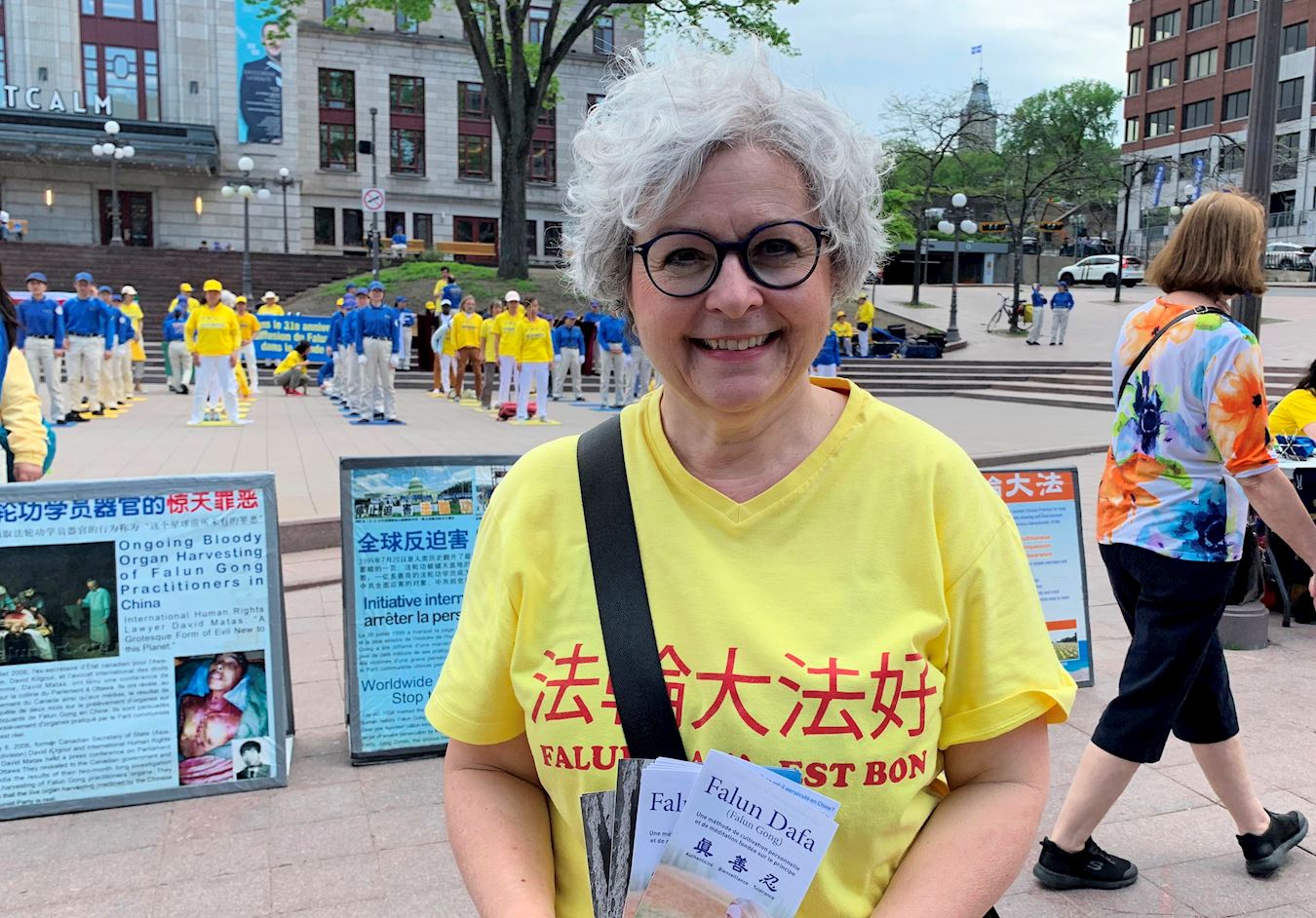 '图11:公务员西尔维(Sylvie)希望与大家分享法轮大法的美好。'