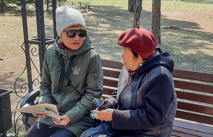 '图9:一位学员向路人讲述中共迫害法轮功的真相'
