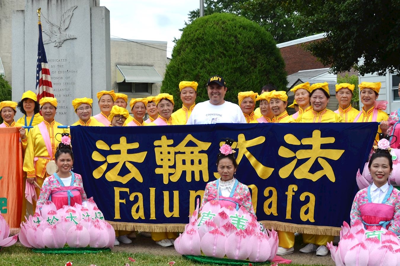 '图4:流石市市长罗布·亚努兹(前排中间穿白衣者)与法轮功学员合影。'