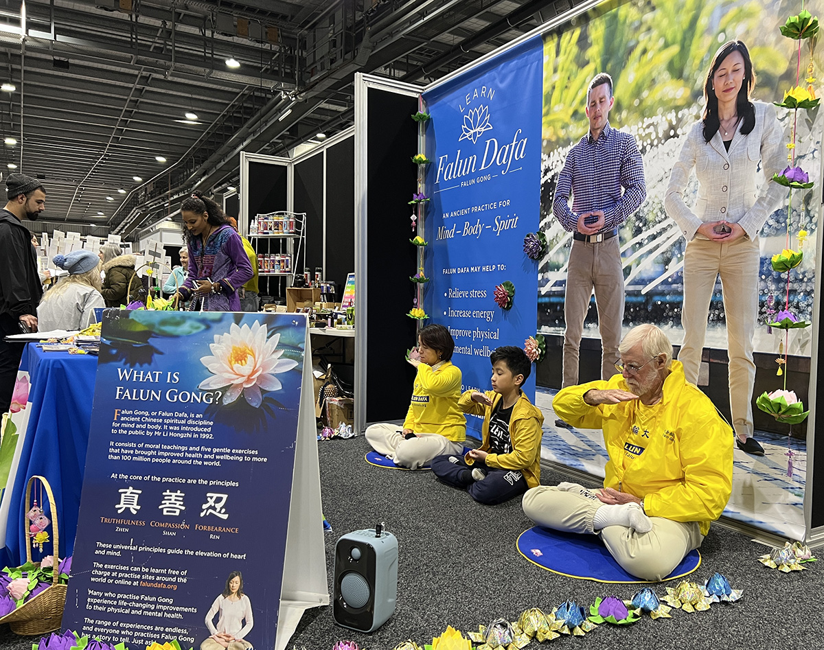 图1~4:整个展览会期间,法轮功学员的展位受到欢迎,前来法轮功展位咨询的人络绎不绝
