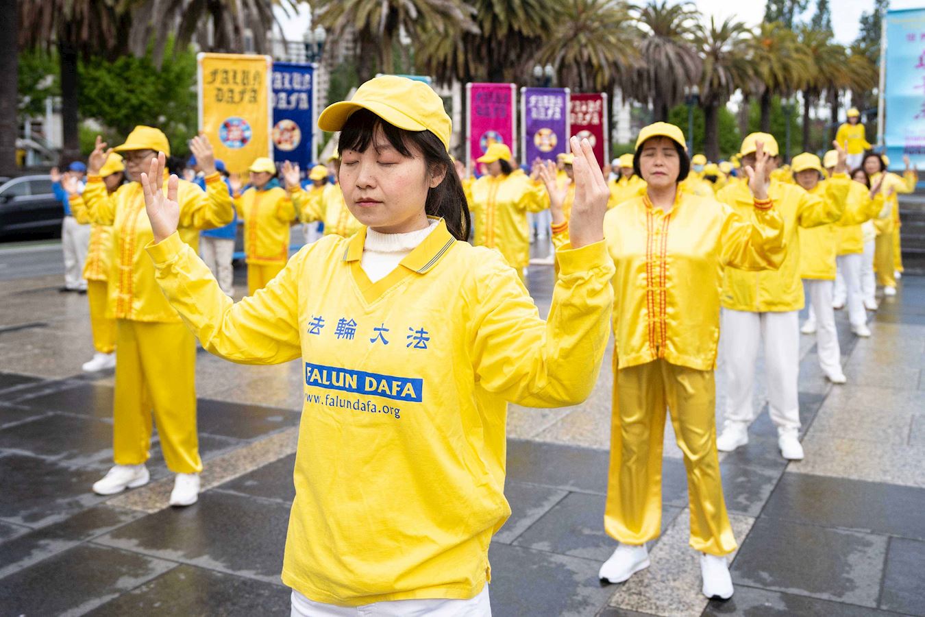 '图4~5:法轮功学员在炼功'