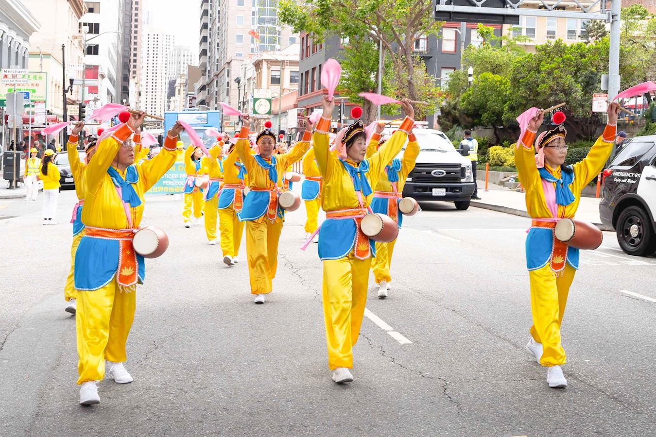 '图7~26:法轮功学员举行庆祝世界法轮大法日游行'