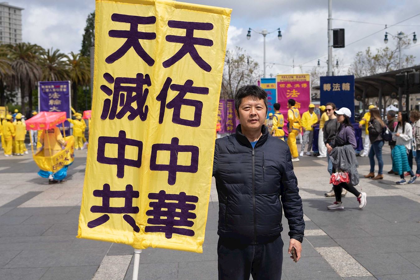 图10:从中国大陆逃出来的郝剑平表示,中共对法轮功的迫害违反人性。