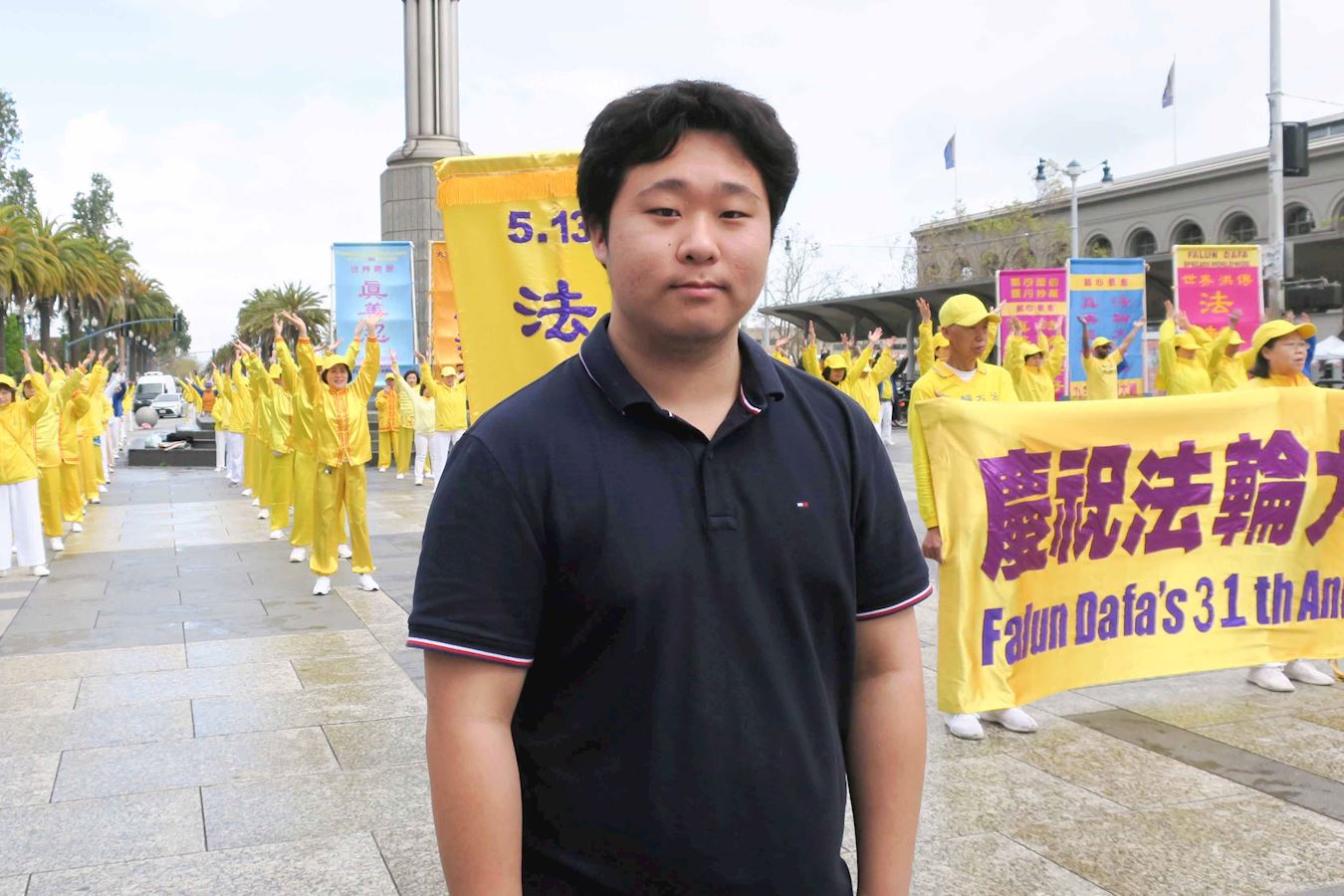 图11:二零二三年五月六日,昔日小粉红陈政民参加了美国旧金山法轮功学员庆祝世界法轮大法日的游行。<br>