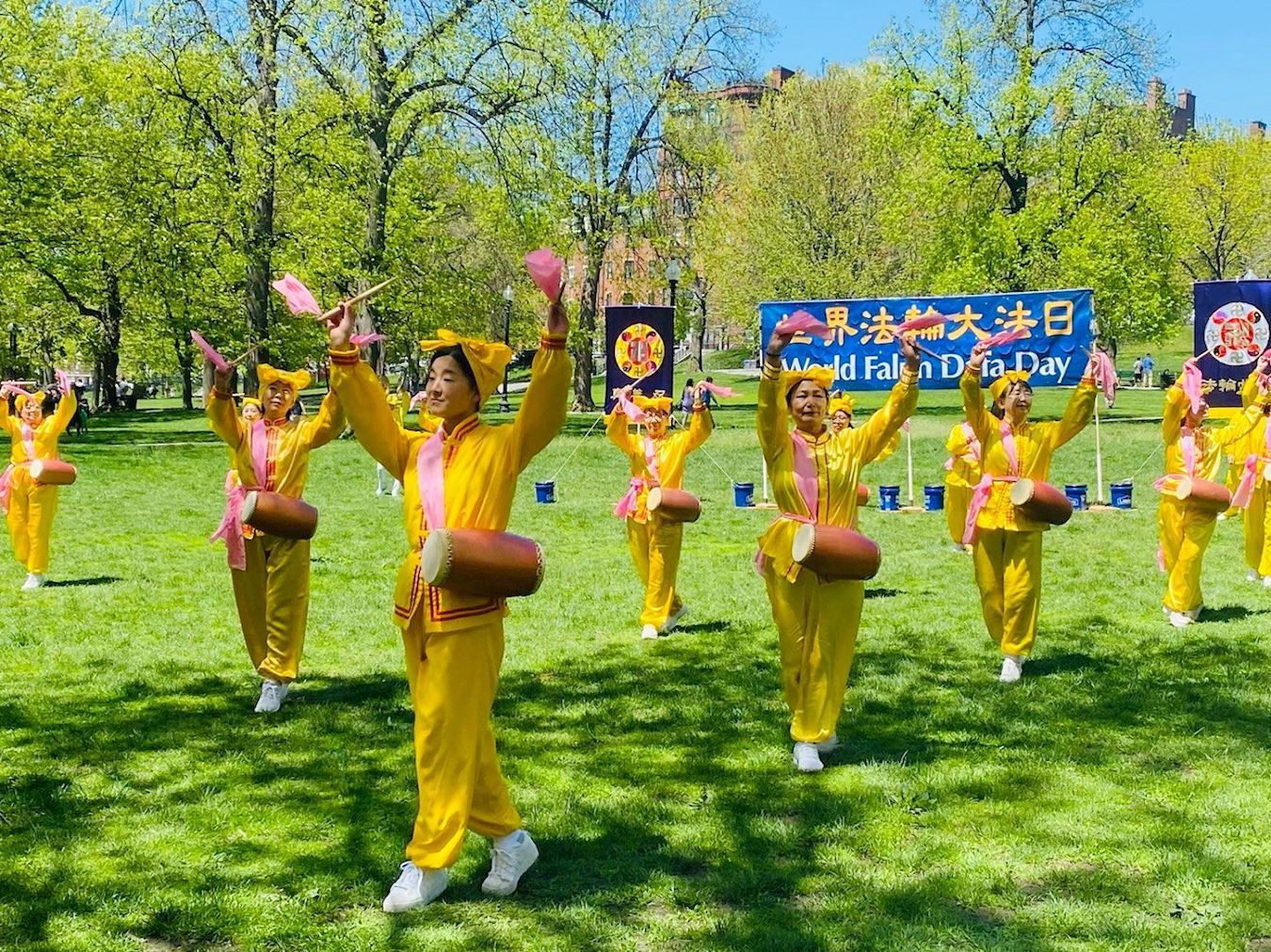 '图1~2::二零二三年五月六日,新英格兰法轮功学员聚集在波士顿公园,以集体炼功、表演腰鼓队等形式,庆祝大法弘传三十一周年。'