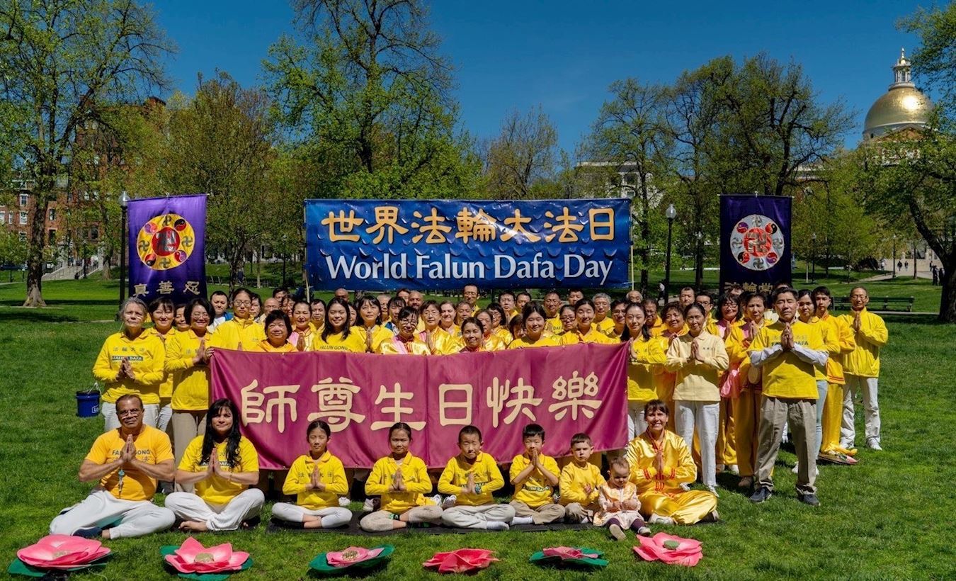 '图3:新英格兰的法轮功学员们恭贺法轮功创始人李洪志先生华诞,祝贺师尊生日快乐!'