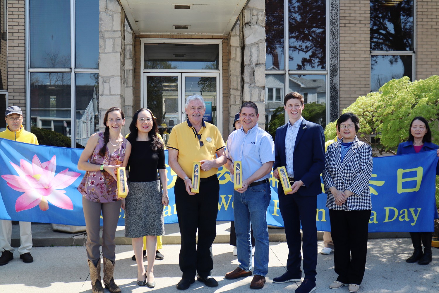 图4:市长迈克尔·普鲁(Michael Prue)(右四)和副市长吉布(Chris Gibb)(右三)及议员与法轮功学员合影留念