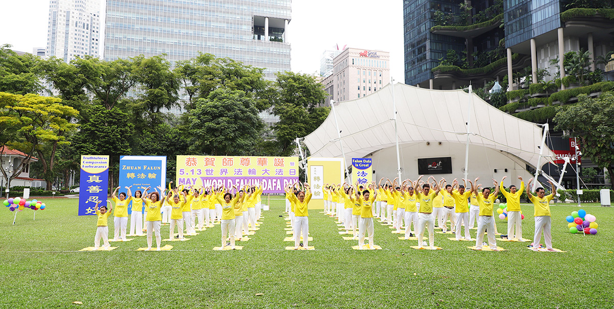 图2~3:新加坡学员集体炼功,迎接世界法轮大法日的到来。