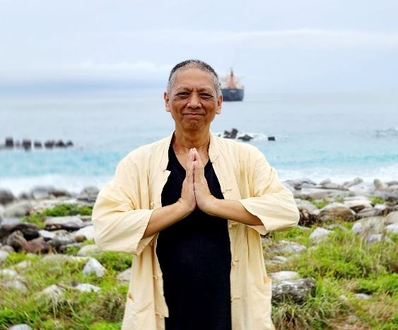 '图3:黄朋旭首次参加庆祝法轮大法日的活动,心情非常激动,他说:“师父很伟大、很辛苦,谢谢师父!祝师父生日快乐!”'