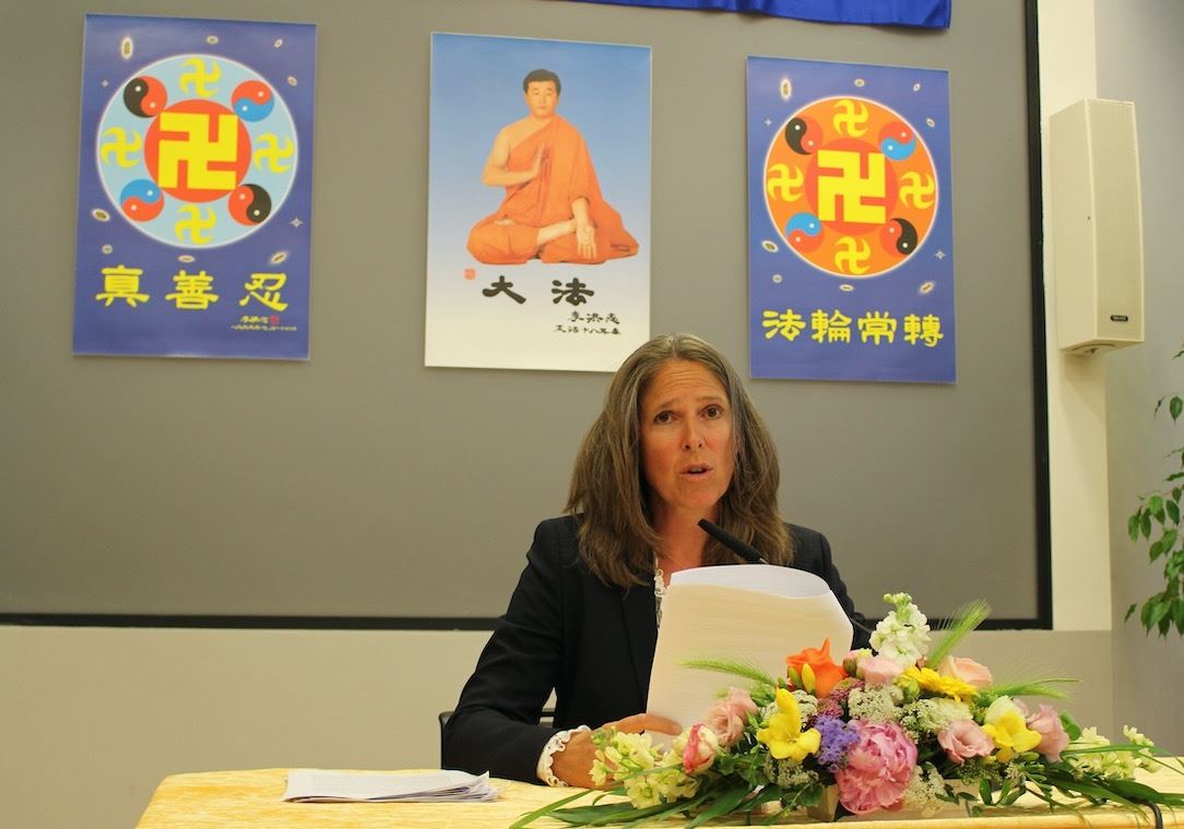 '图2:卡迪亚在法会发言'