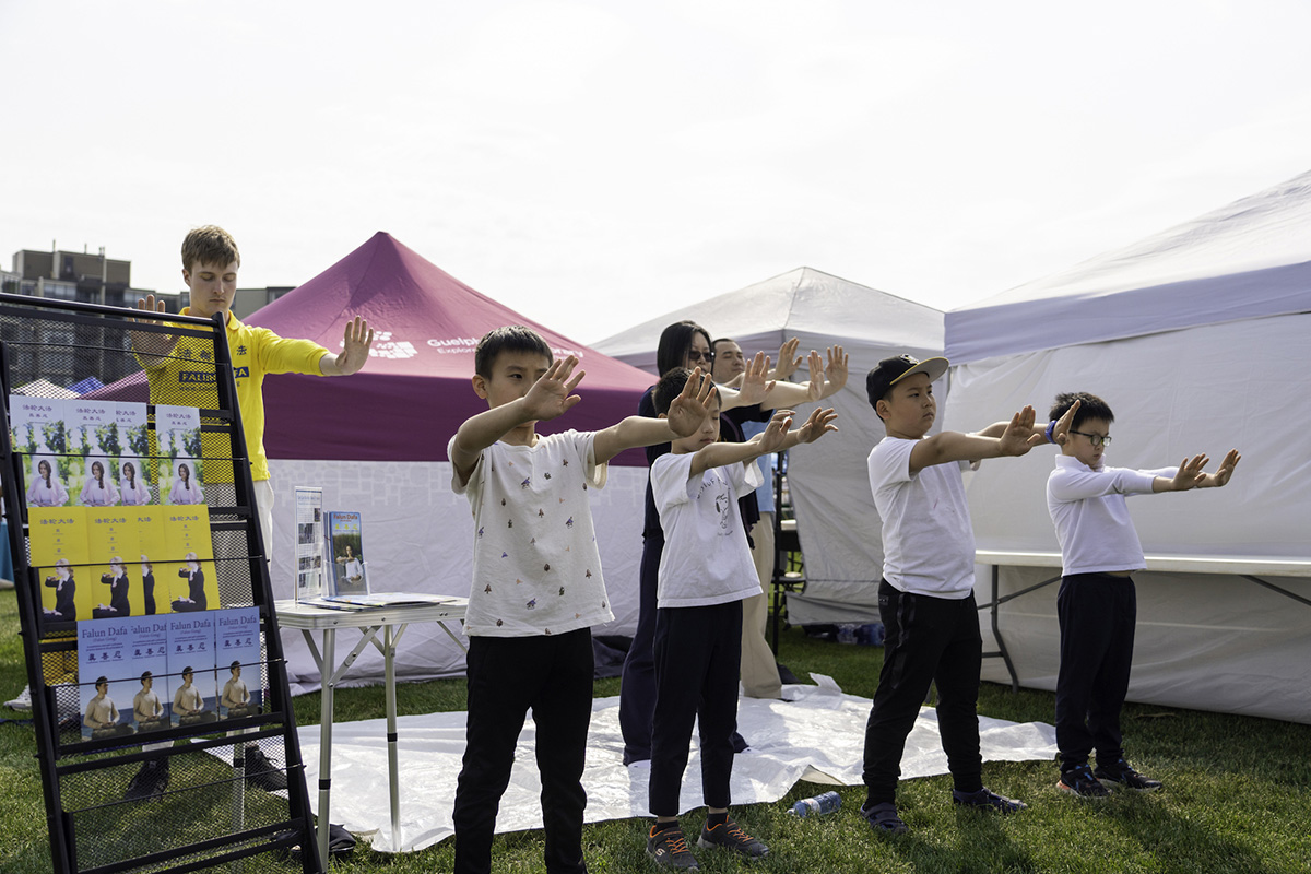 图6:法轮大法展位上,青少年和大法小弟子们炼功