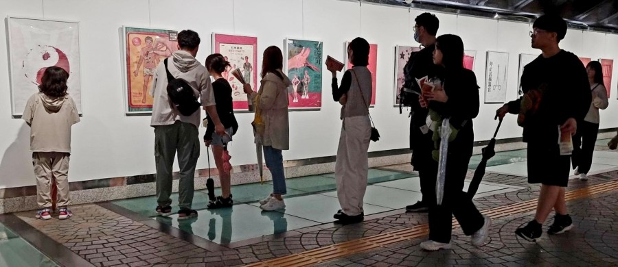 图1~5:“制止中共活摘器官海报展”于二零二三年五月二十一日至二十七日,在首尔地铁美术馆举行。每天都有许多当地人和游客前来参观。他们仔细地观看作品,了解到中共活摘器官真相及中国的人权现状。