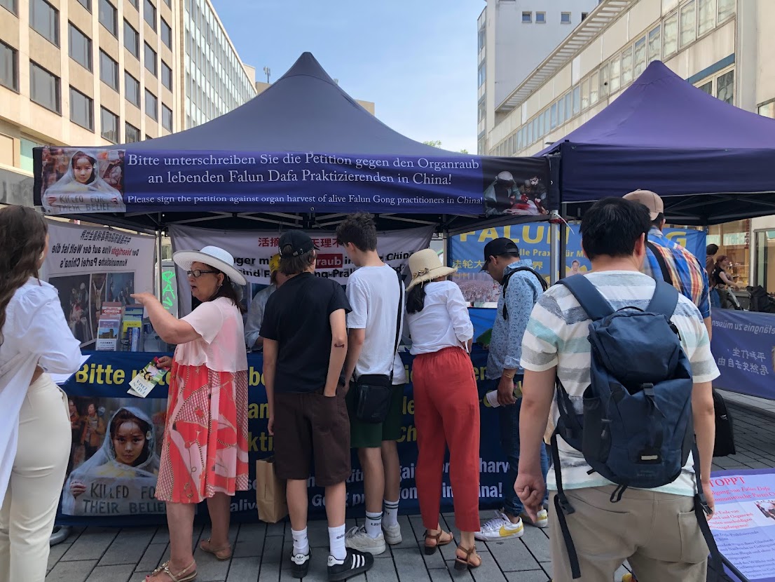 图2:民众在杜塞尔多夫(Düsseldorf)为反迫害签名。